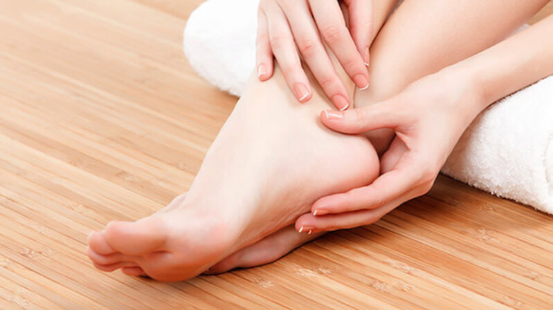 Chân người bệnh hơi tê và ngứa - Triệu chứng giãn tĩnh mạch ở chân trong giai đoạn đầu