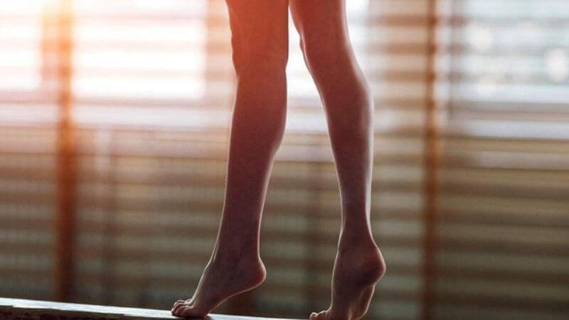 Nhón gót chân là mẹo dân gian trị suy giãn tĩnh mạch hiệu quả